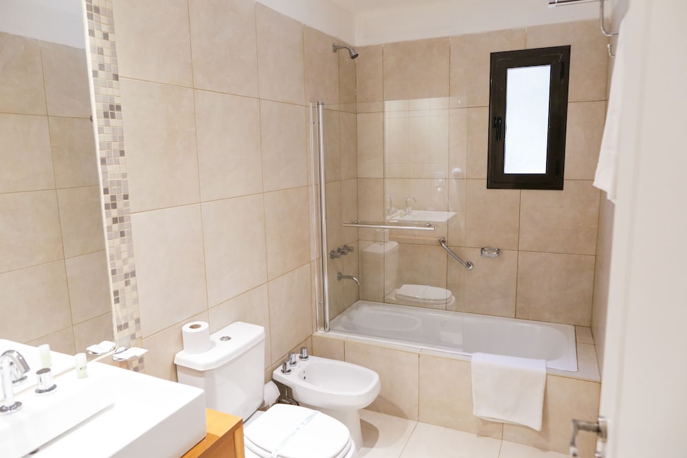Howard Johnson by Wyndham Escobar Hotel 21/40