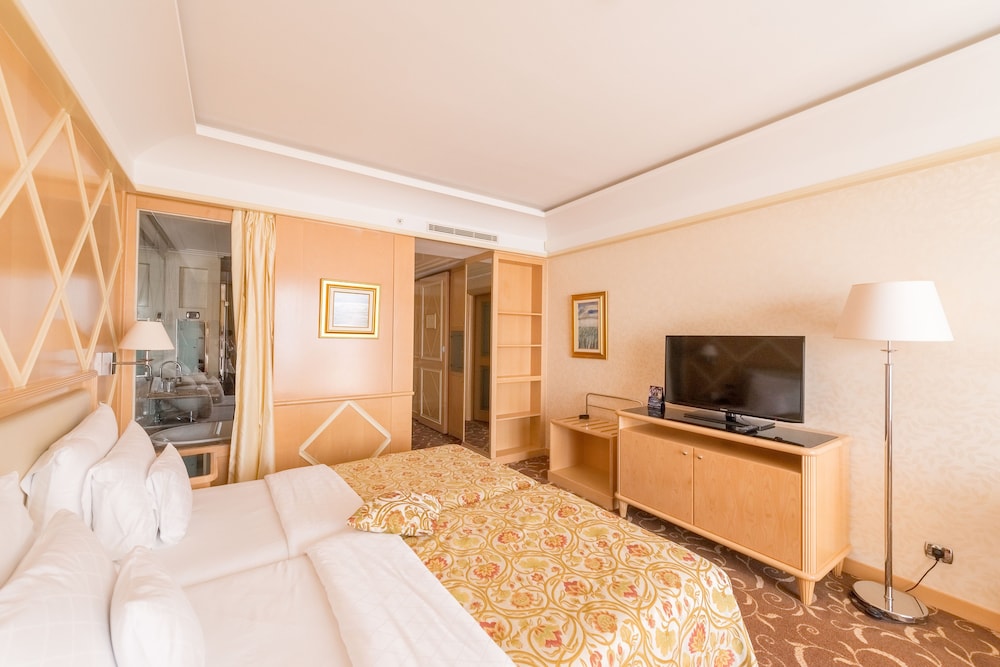 SUPERIOR, FAMILY, DOUBLE OR TWIN BED