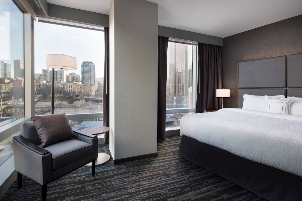 JUNIOR SUITE, KING BED, CITY VIEW, SOFA, ACCESSIBLE