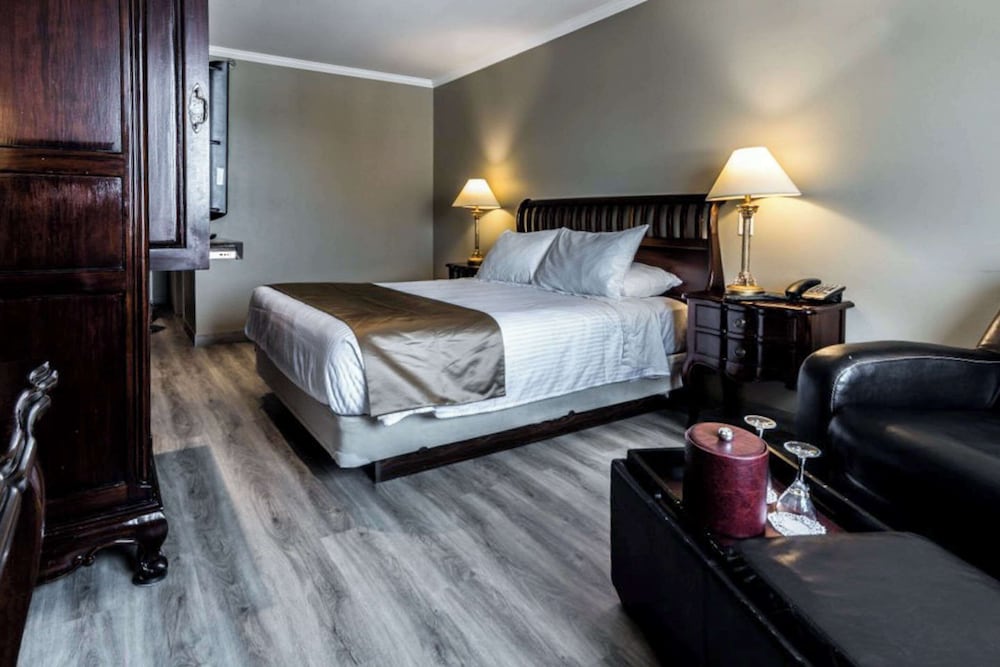 Classic, Queen Bed, Sofa, St Christophe Hotel Spa Ascend Hotel Collection 3/4