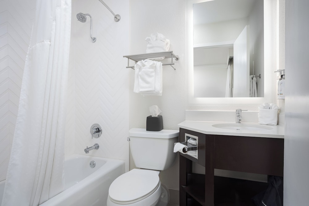 Room, 2 Queen Beds, Ocean Front, Balcony, Holiday Inn Oceanfront At Surfside Beach 5/7