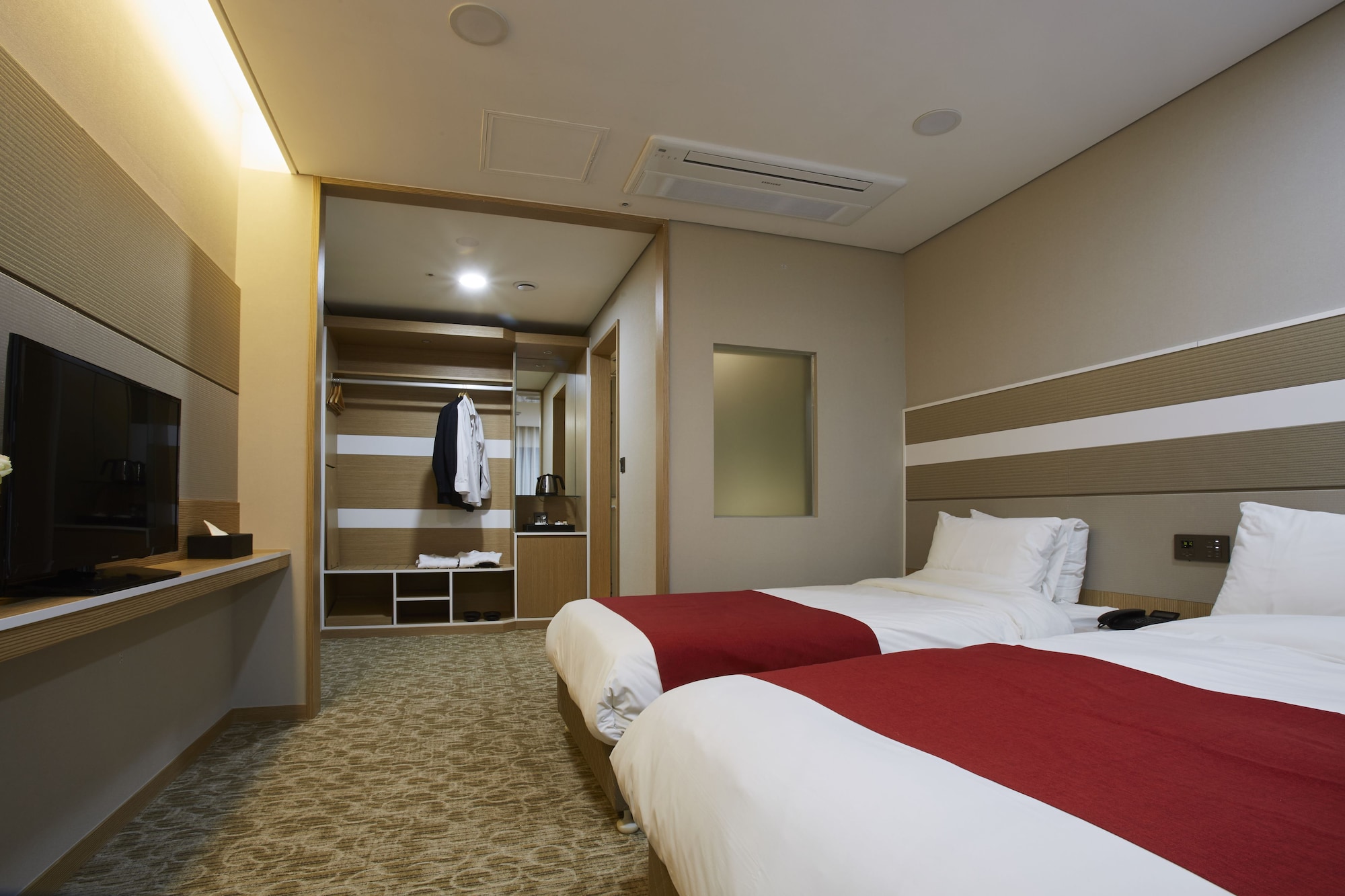 DELUXE, TWIN BEDS