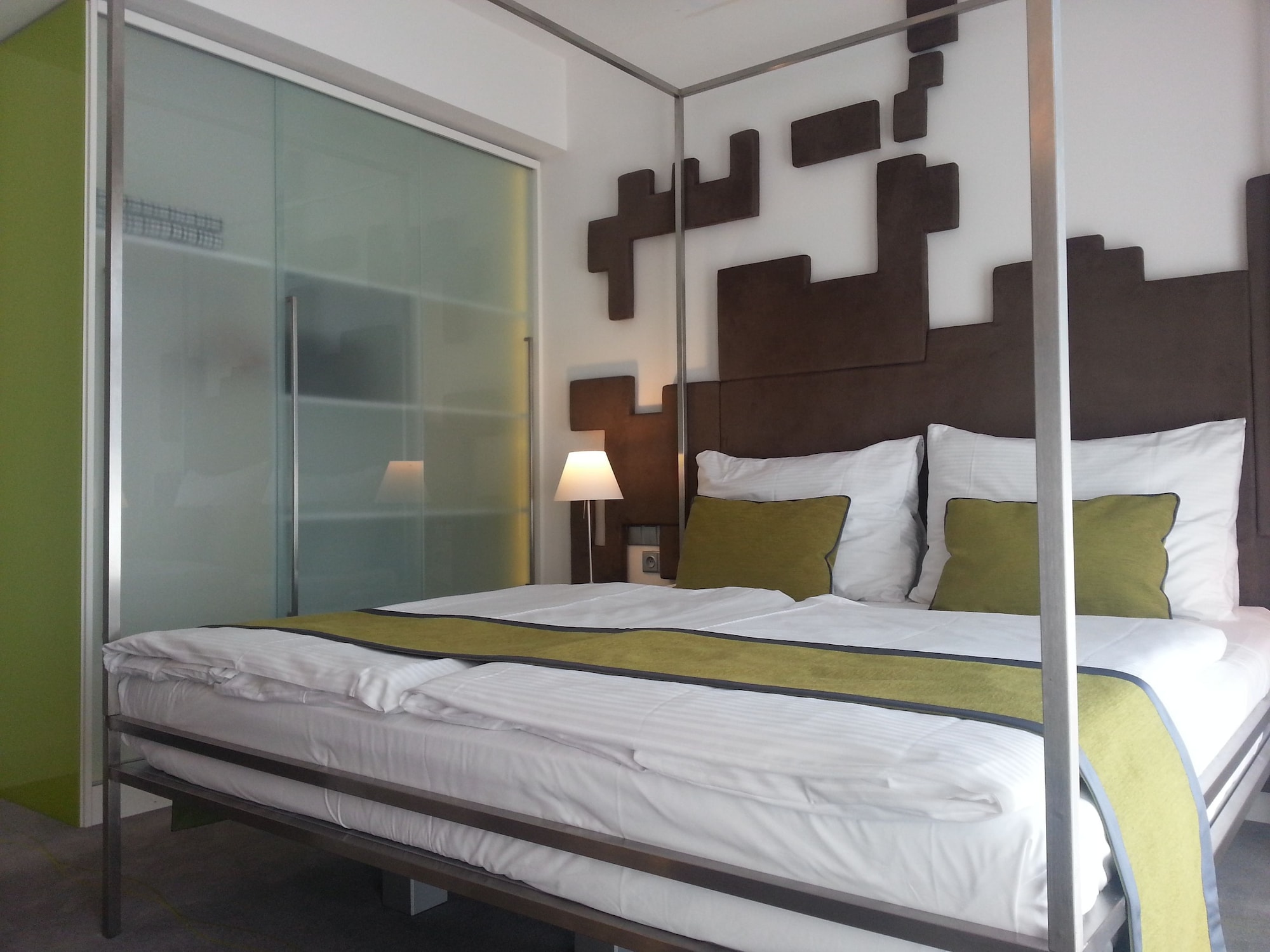EXECUTIVE, DOUBLE OR TWIN BED