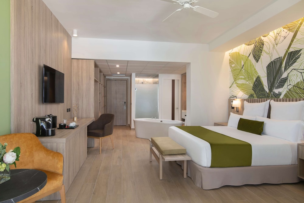 JUNIOR, DOUBLE BED, POOL VIEW