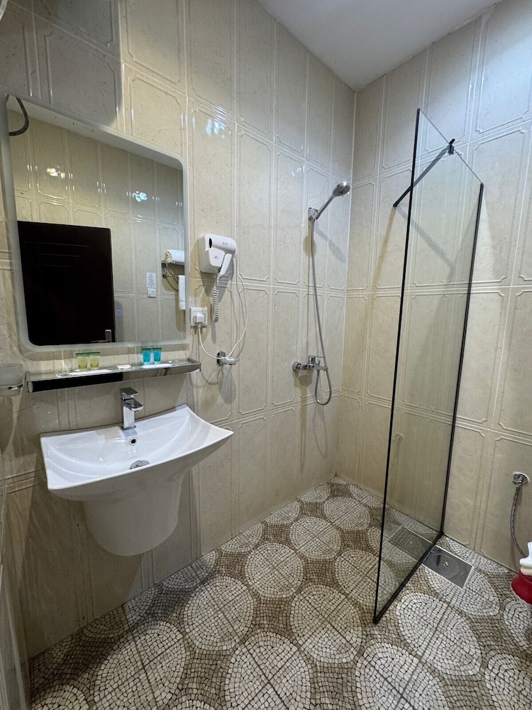 Rose Land Hotel 58/60