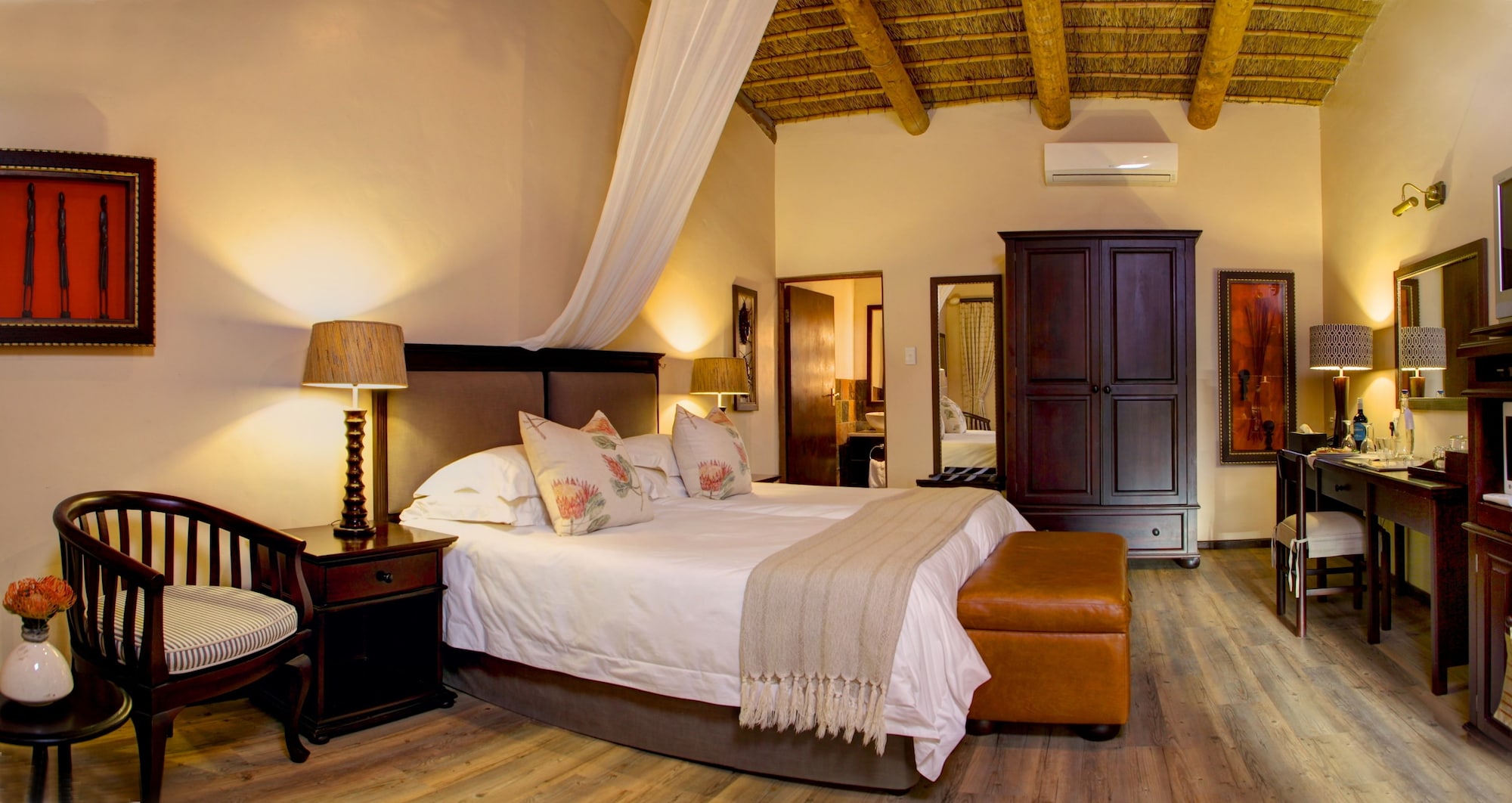 Family, Lodge, King Bed, 2 Sofa، Garden Route Game Lodge 3/7