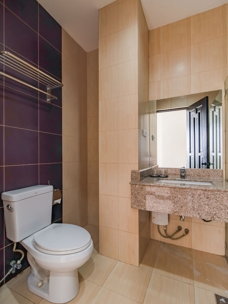 Main Hotel And Suites 35/67