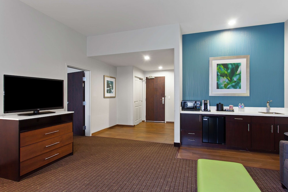 Hilton Garden Inn Victoria 9/75