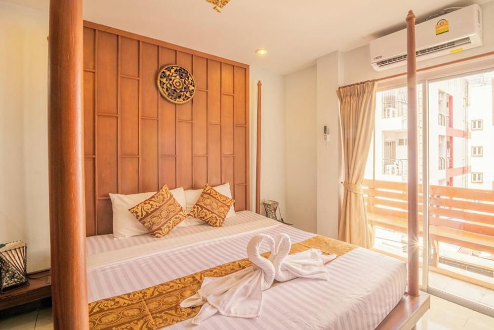 DELUXE, DOUBLE OR TWIN BED