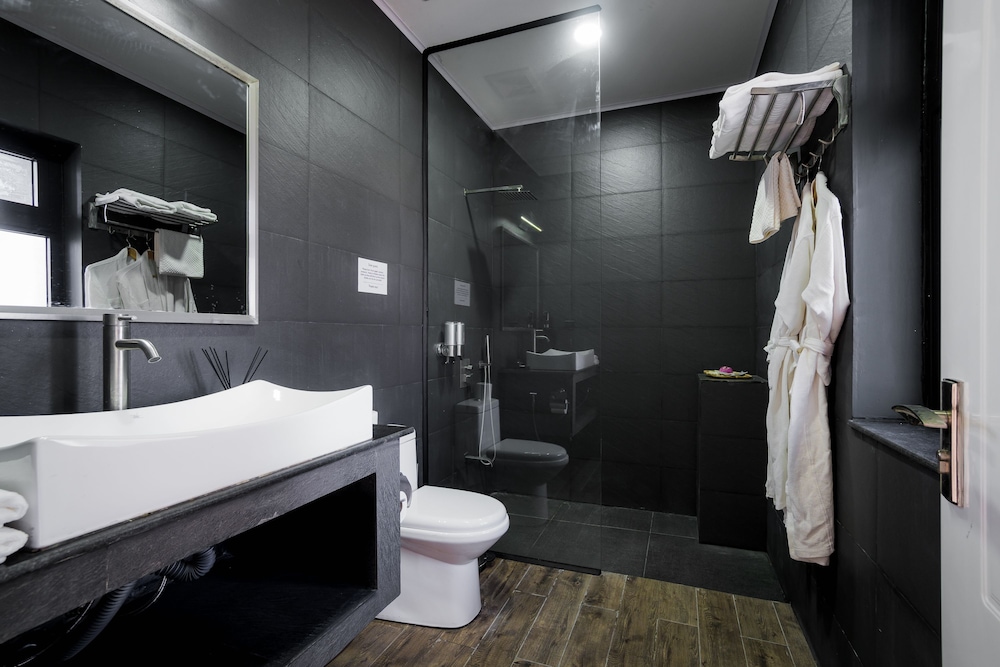 White Boutique Hotel and Residences 71/72
