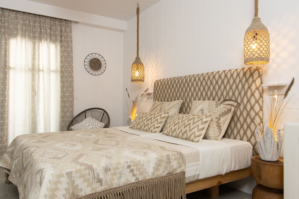 DELUXE, DOUBLE BED