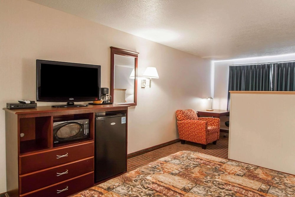 Bridgeway Inn & Suites Sublimity 34/41
