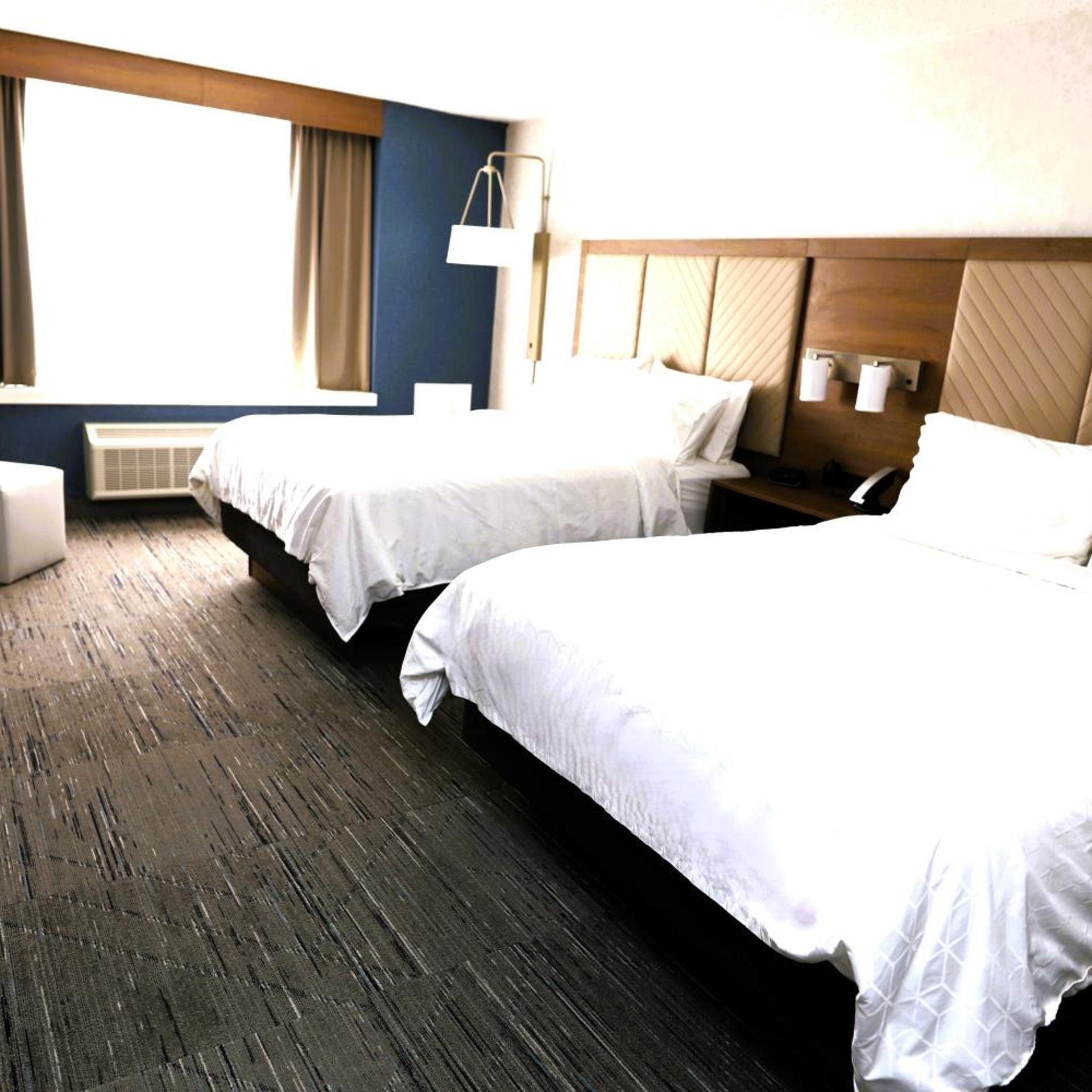 غرفة بسرير مزدوج بحوض استحمام لذوي الإعاقة