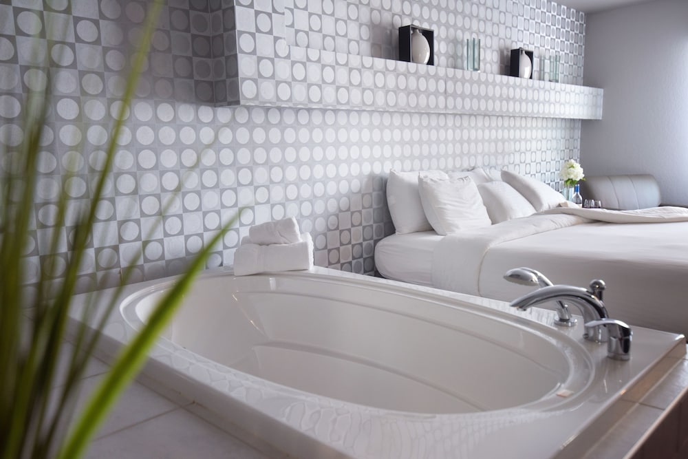 Metropolis Resort 8/67