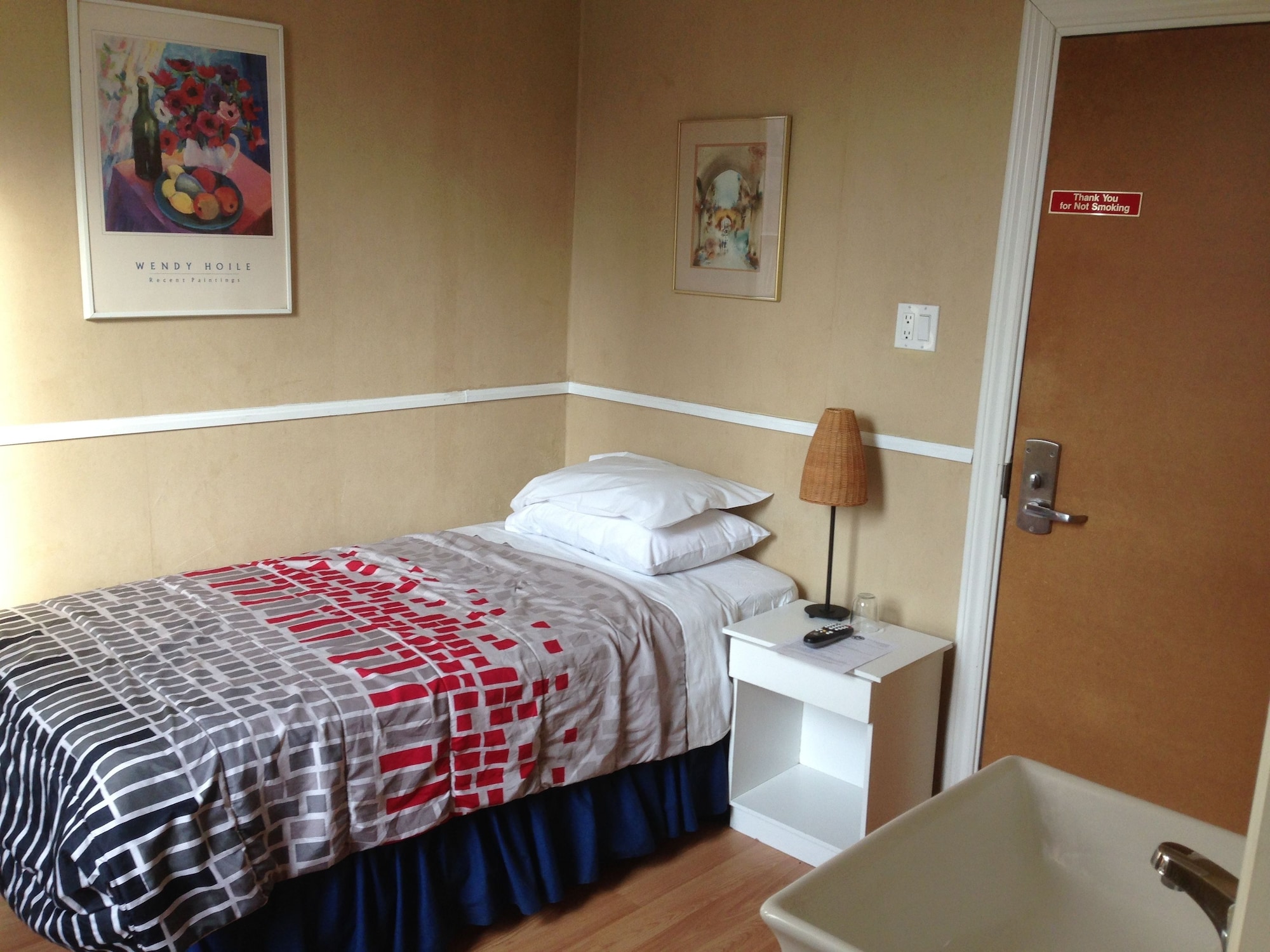 ROOM, SINGLE, SINGLE BED, SHARED BATHROOM