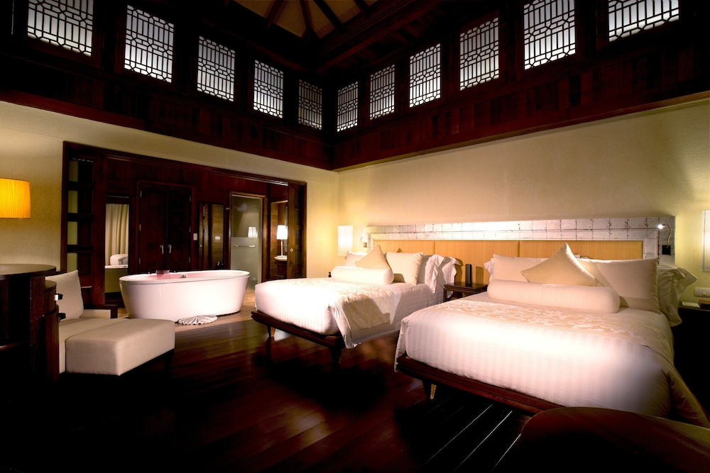 Centara Grand Beach Resort Phuket 24/85