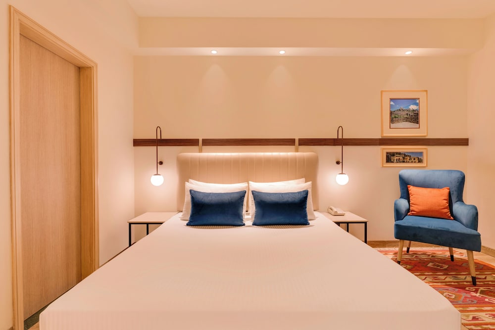 DELUXE, KING BED