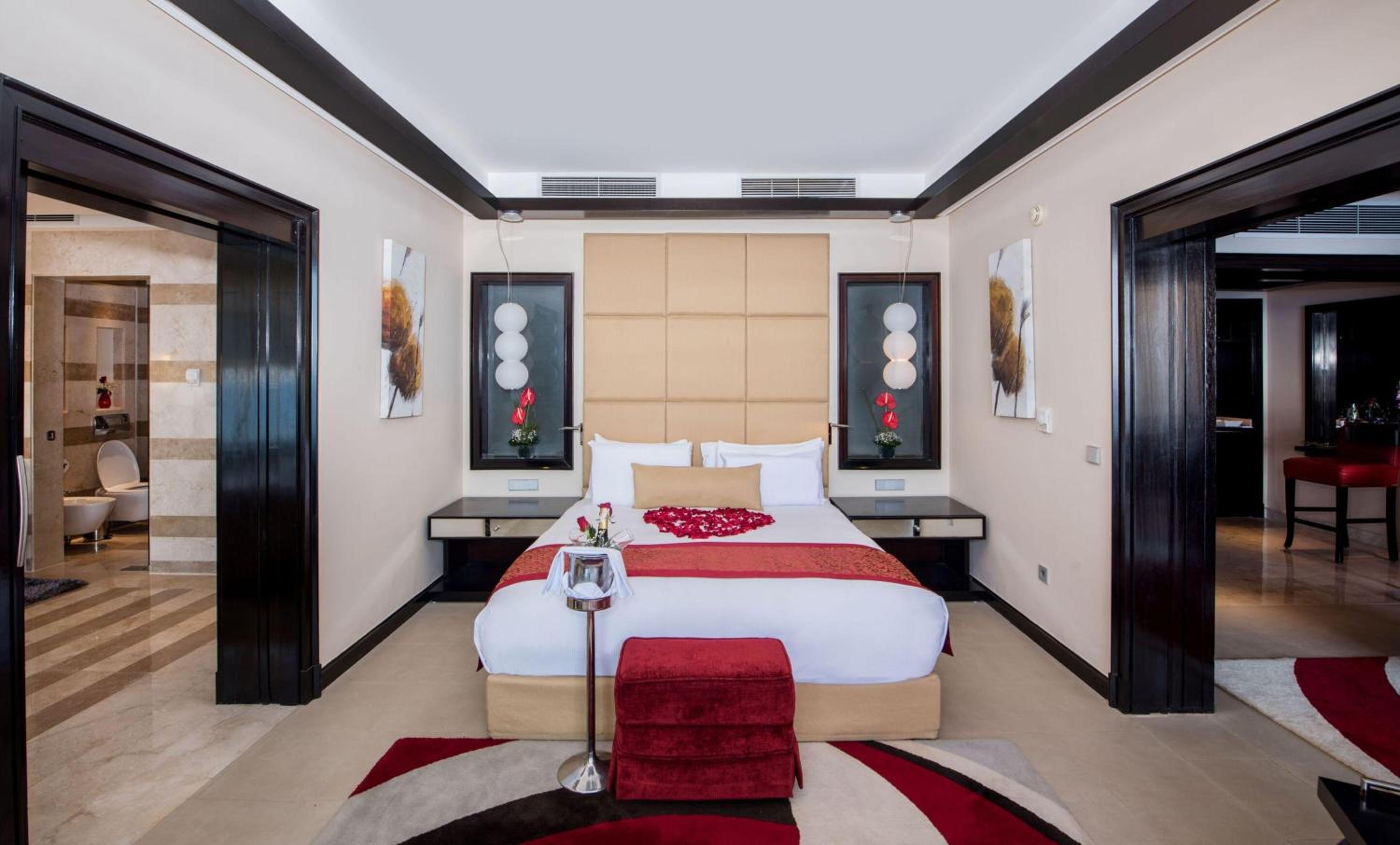 Infinity, Suite, Reef Oasis Blue Bay Resort and Spa 2/5