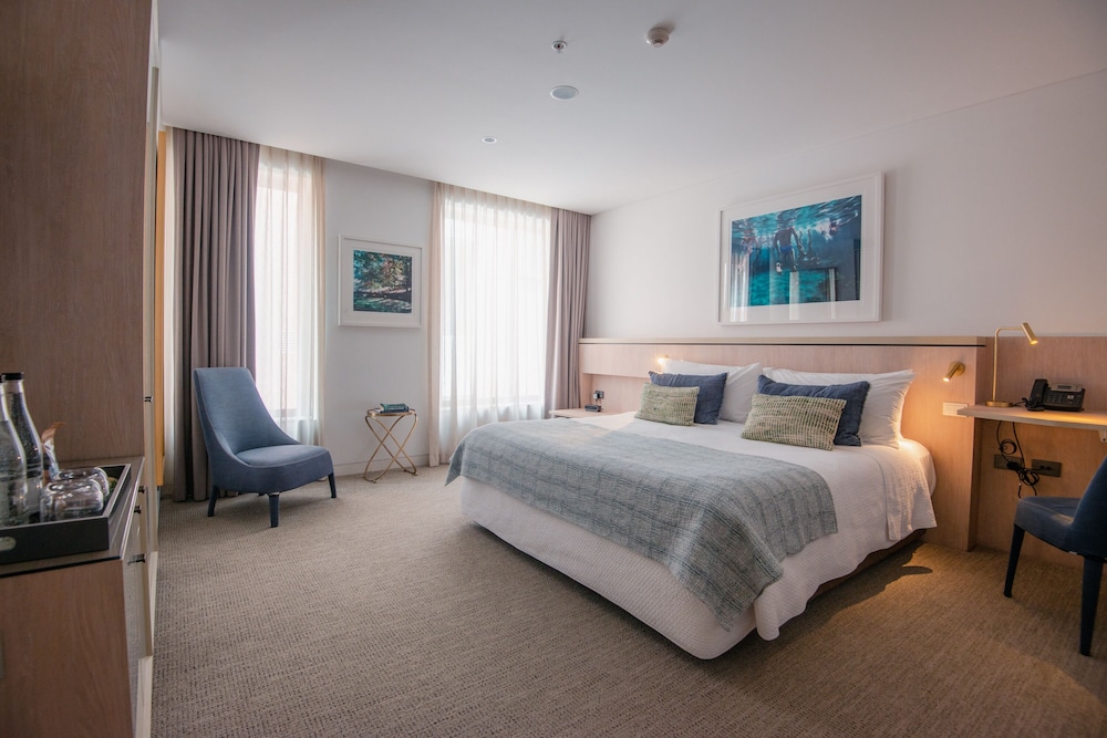 ROOM, KING BED