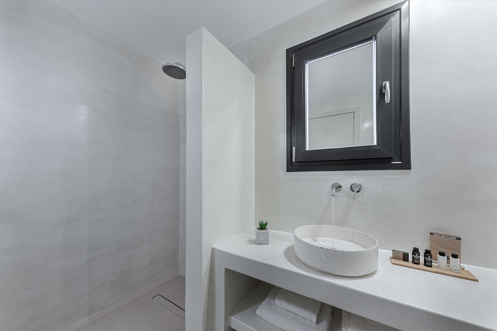 Onyx Hotel & Suites 58/60