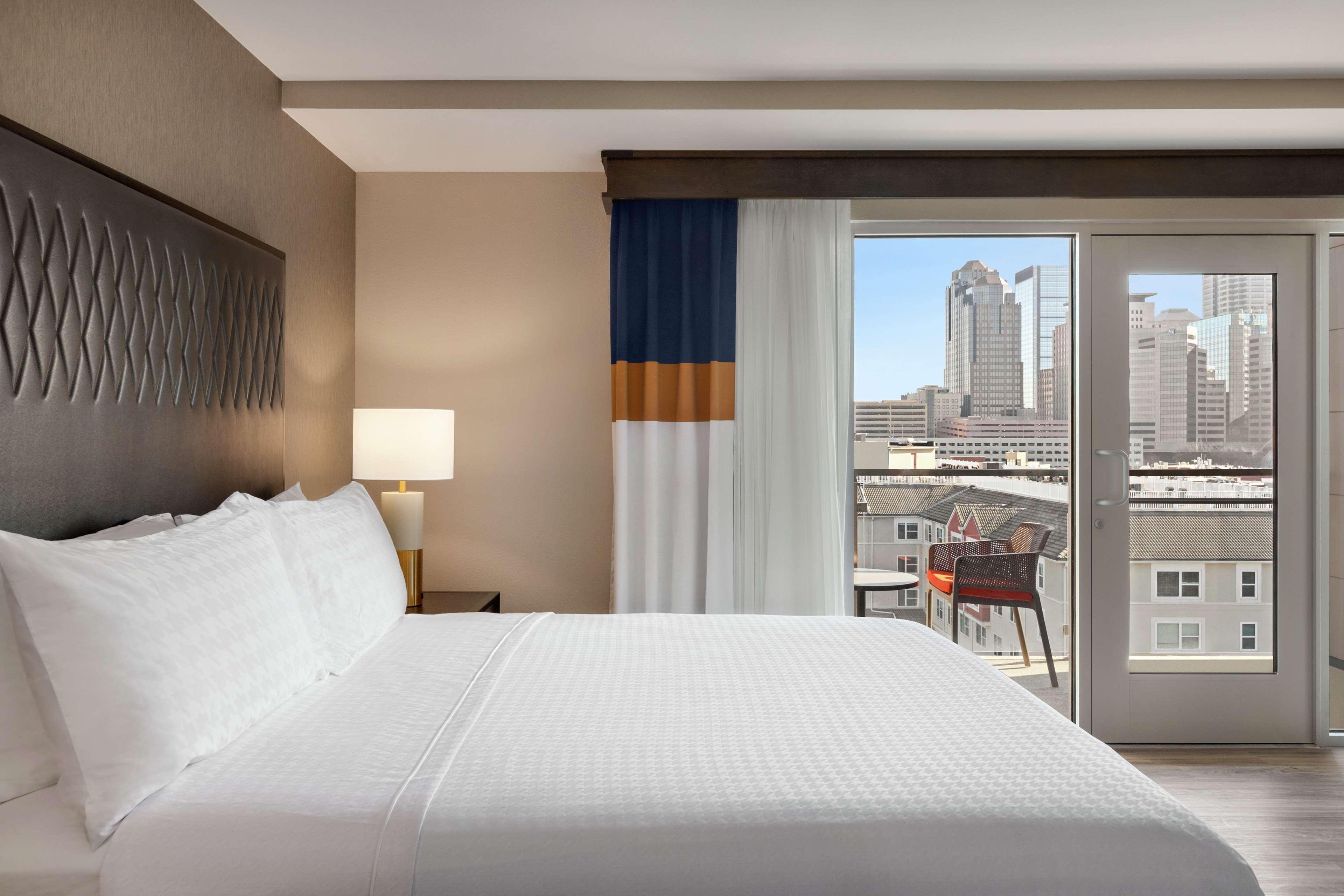 STUDIO, SUITE, KING BED, BALCONY