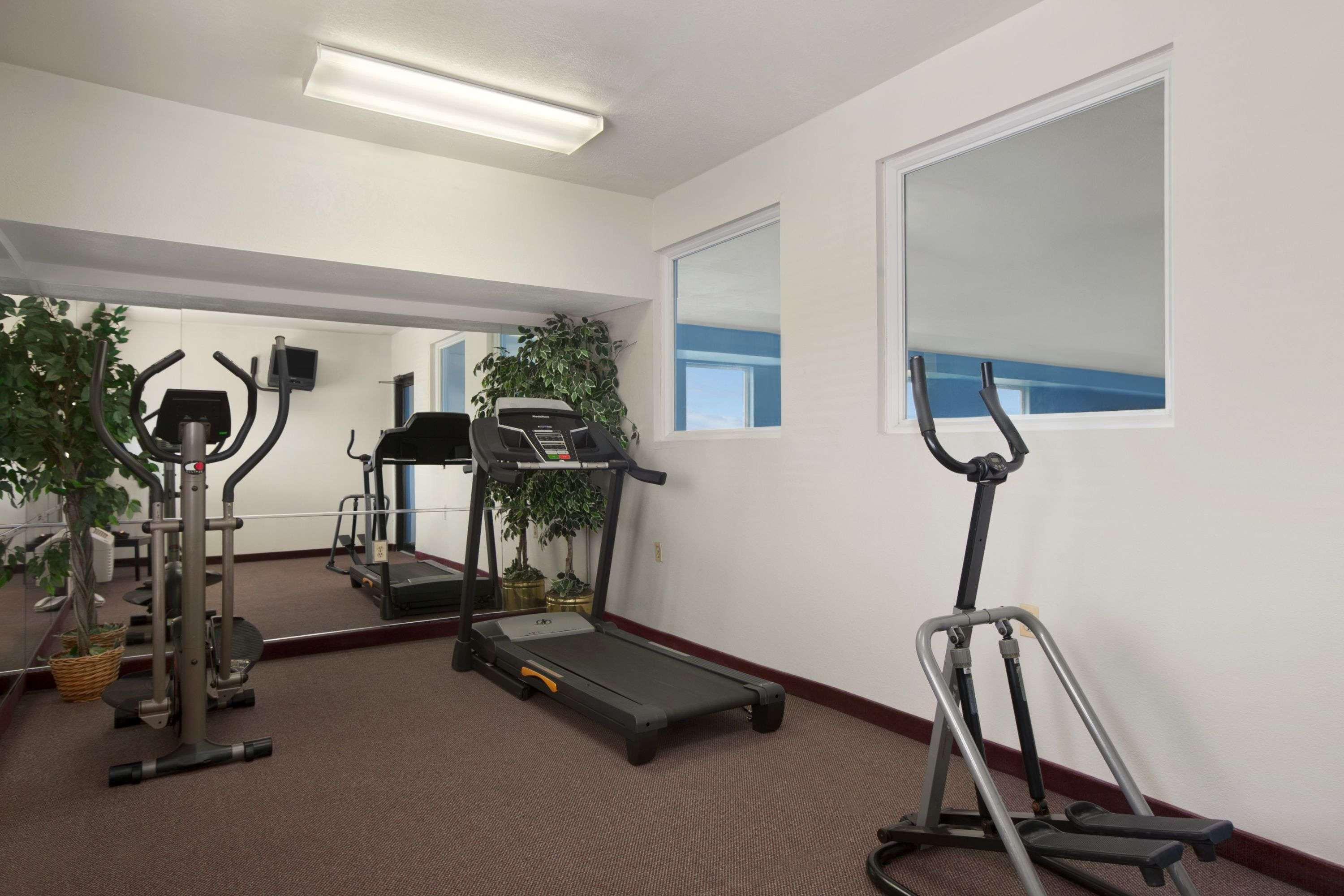 Days Inn & Suites By Wyndham Romeoville 13/26