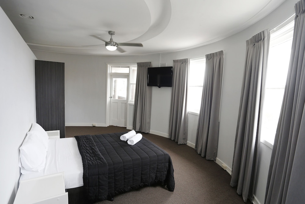 The Lakes Hotel 35/59