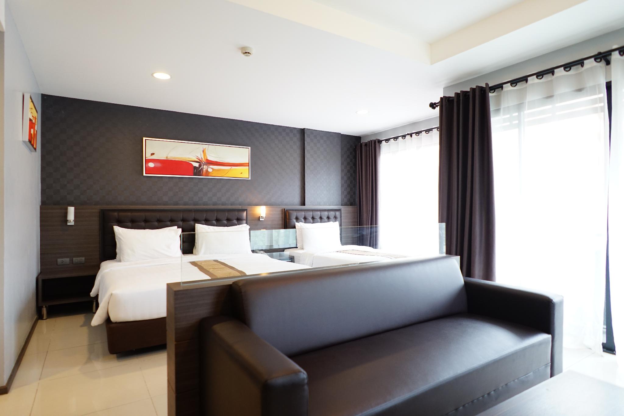 Deluxe, Triple, 1 King and 1 Single Beds