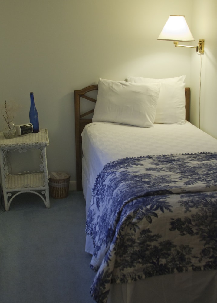 1 Queen and 1 Single Bed
