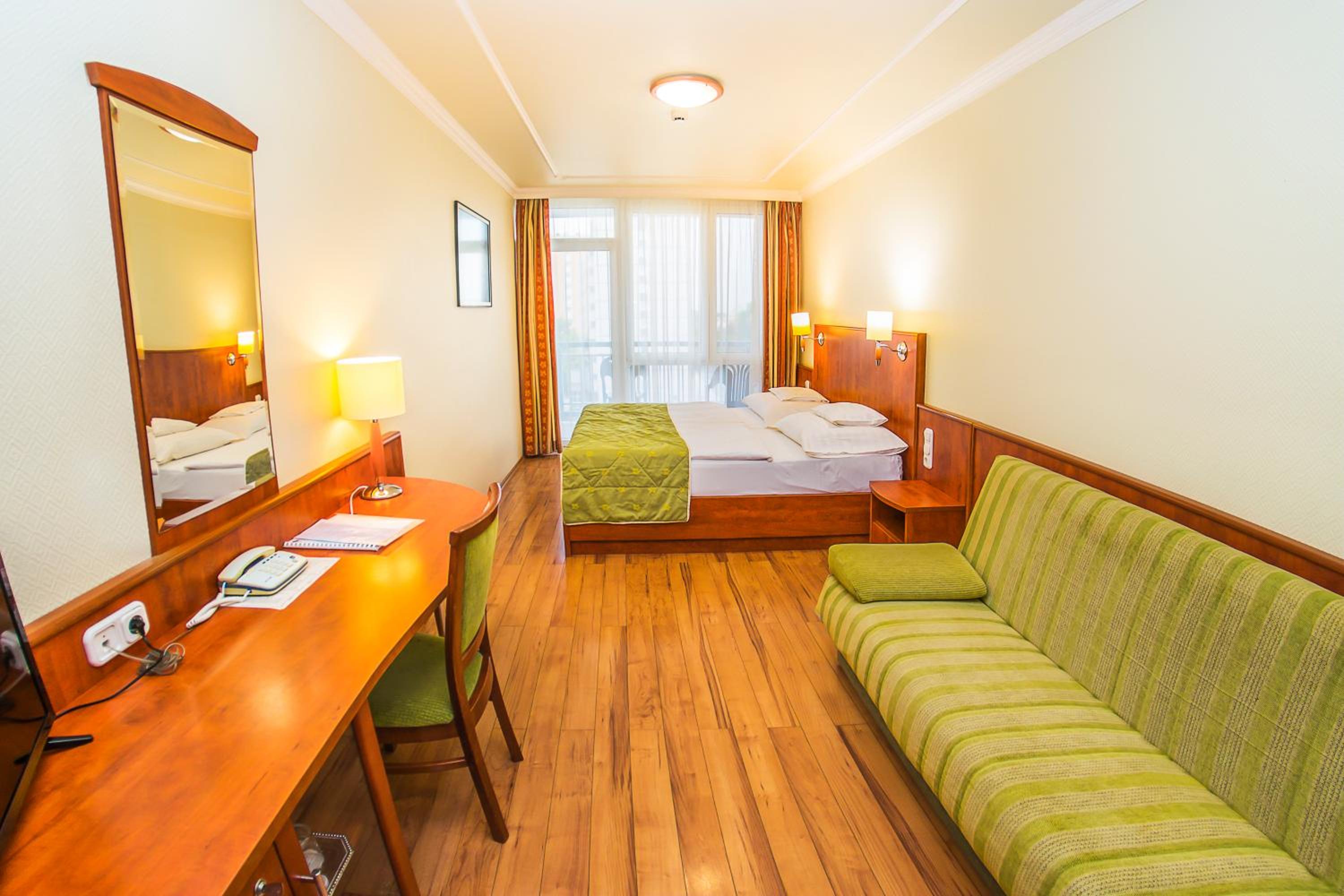 Hotel Silver 8/25