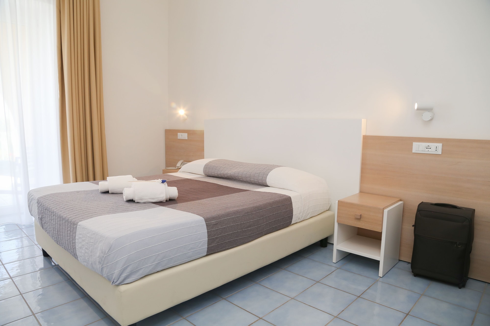 SUPERIOR, QUEEN BED, PARTIAL SEA VIEW, BALCONY