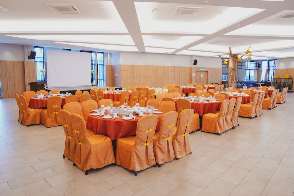 Roxy Hotel Serian 35/40
