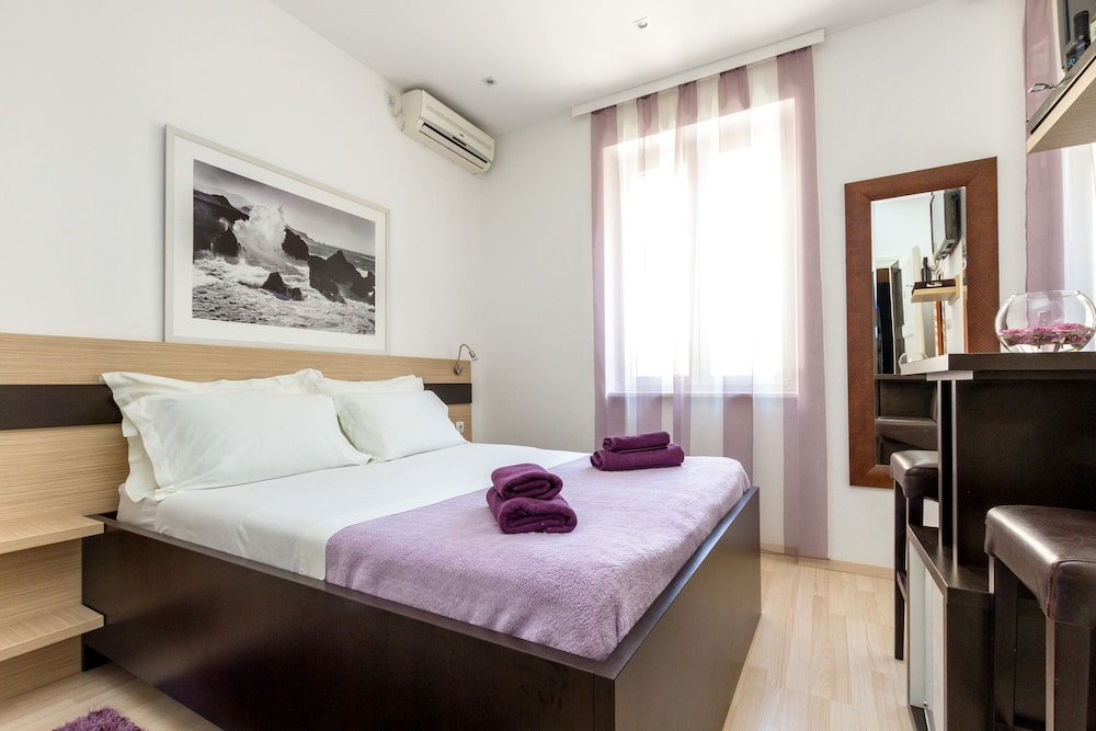 ROOM, DOUBLE BED