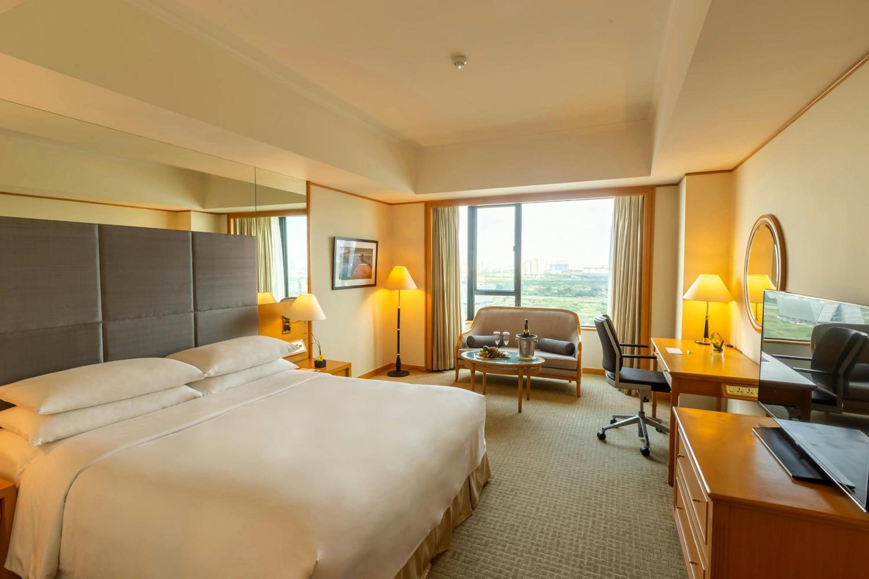 Room, King Bed, River View, Club Floor