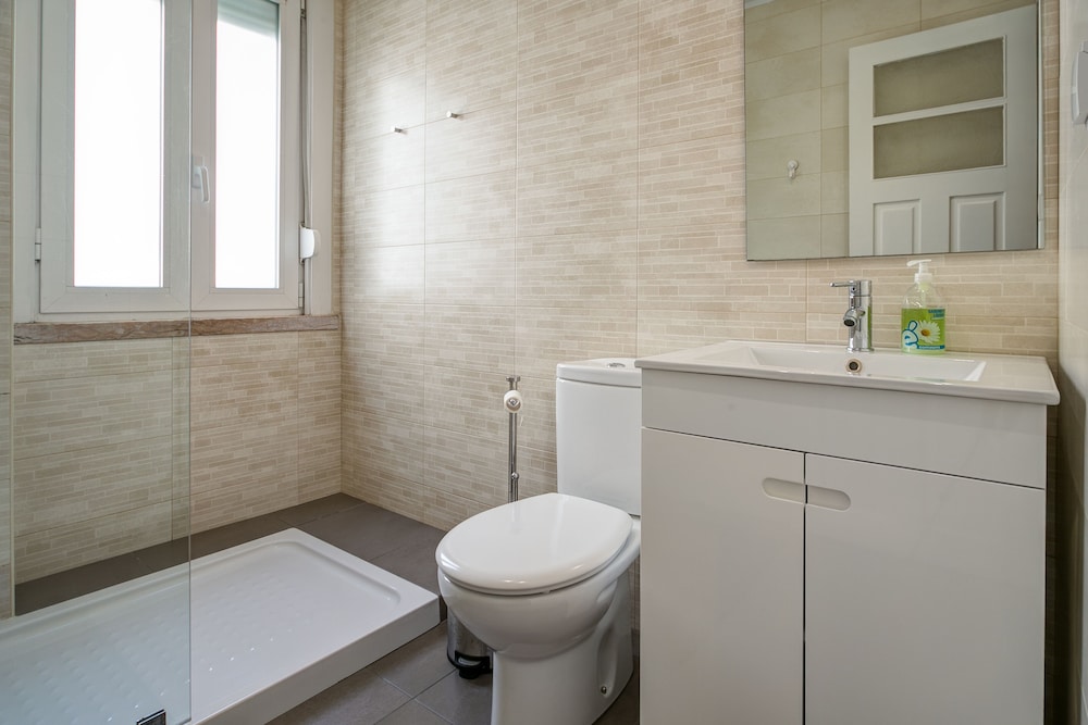 شقة كلاسيكية بسريرين مزدوجين بـ5 غرف نوم مع أريكة، Home Out Rooms and Apartments 7/9