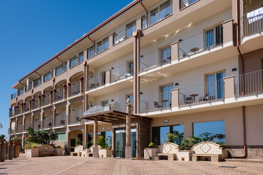 Antares Hotel in LETOJANNI