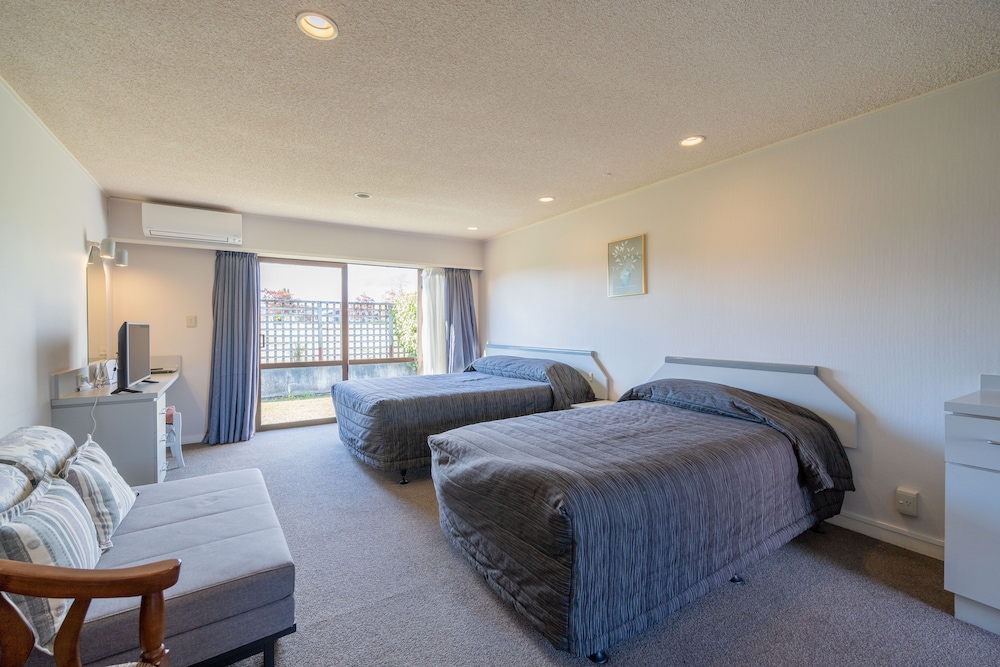 The Village Inn Hotel 6/38
