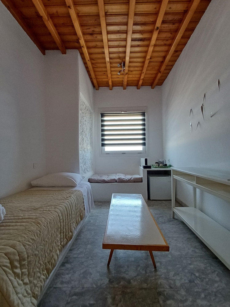Manos Rooms 18/50