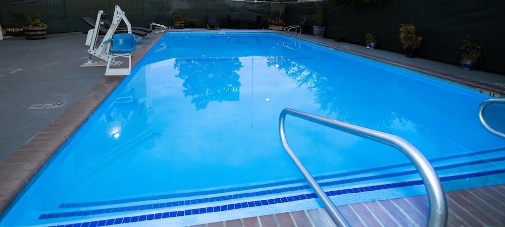 Quality Inn & Suites Tulare CA 23/50