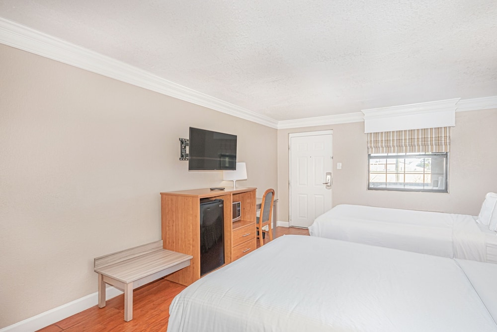 Casa Bella Inn & Suites 23/55