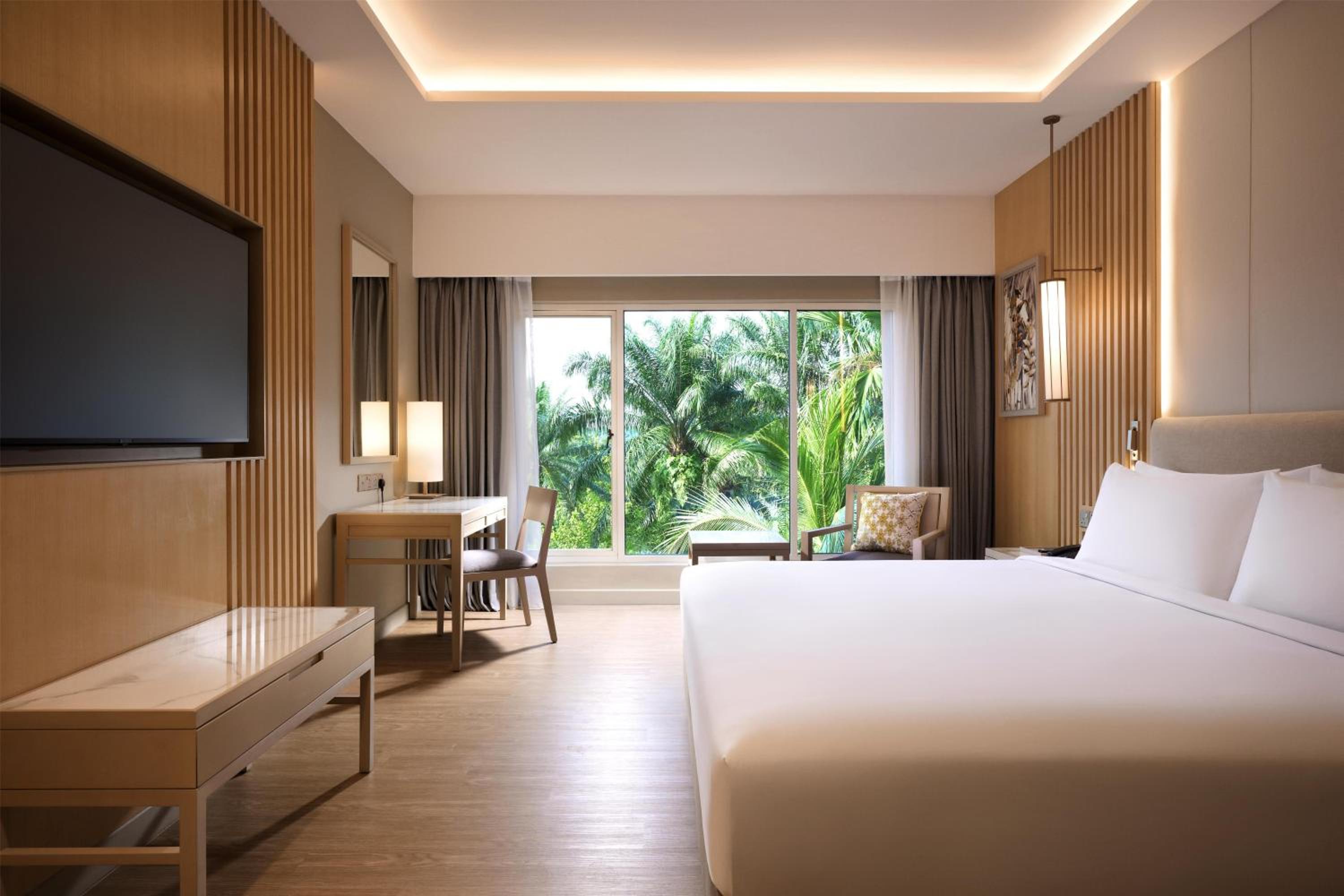 GUEST ROOM, KING BED