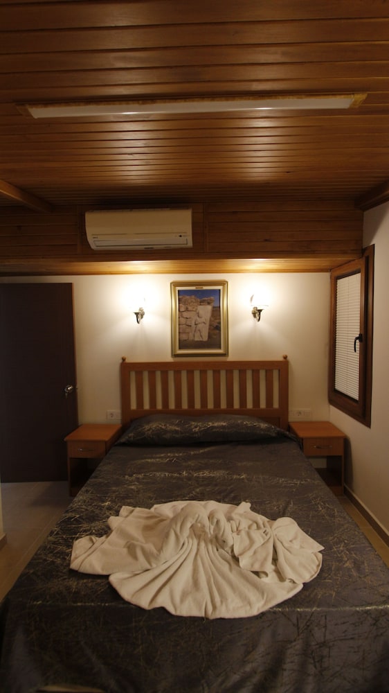 AVE MARIA HOTEL 30/65