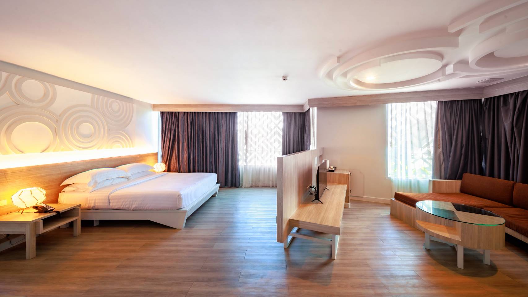 Suite, King Bed, City View, Bath and Shower