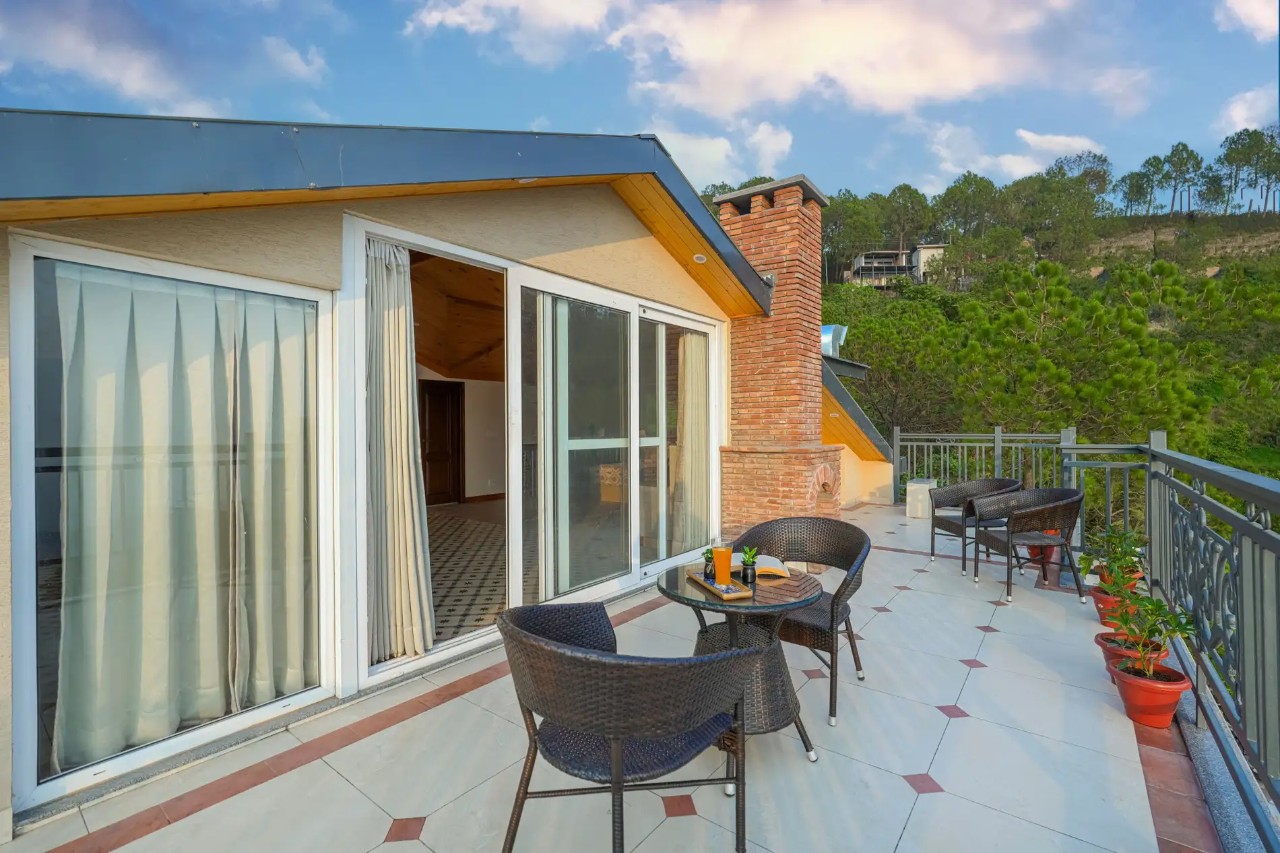 Elivaas Konifer Greyvine Hillside 9-BHK Retreat with Attic, Scenic Views, Garden & Outdoor Seating in KASAULI