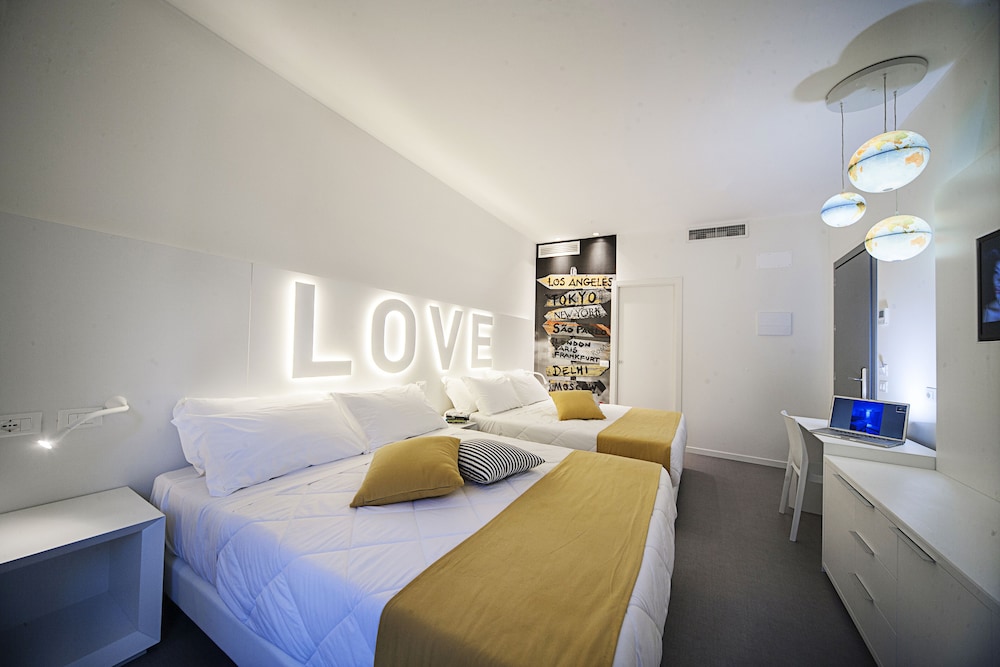 ROOM, 2 DOUBLE BEDS