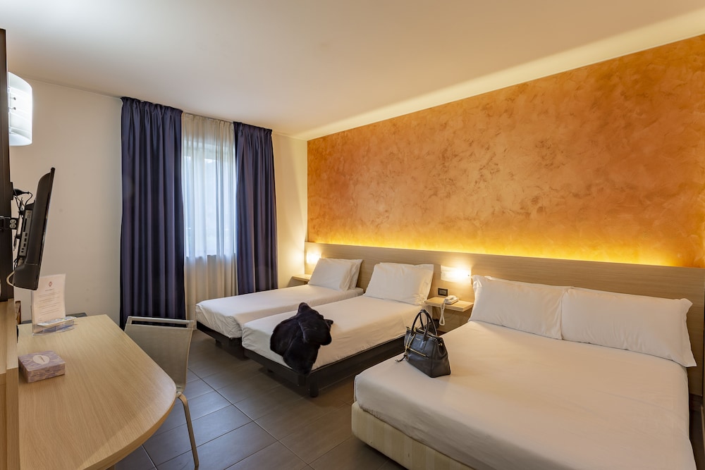 ROOM, QUADRUPLE