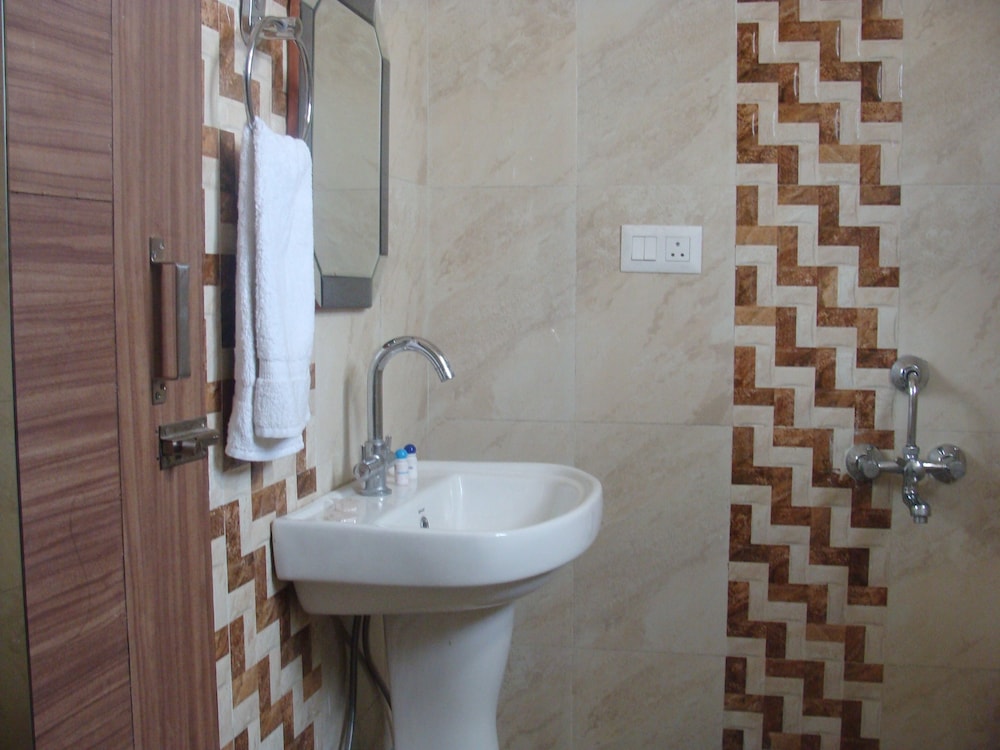 Hotel Abhinandan Grand 33/34