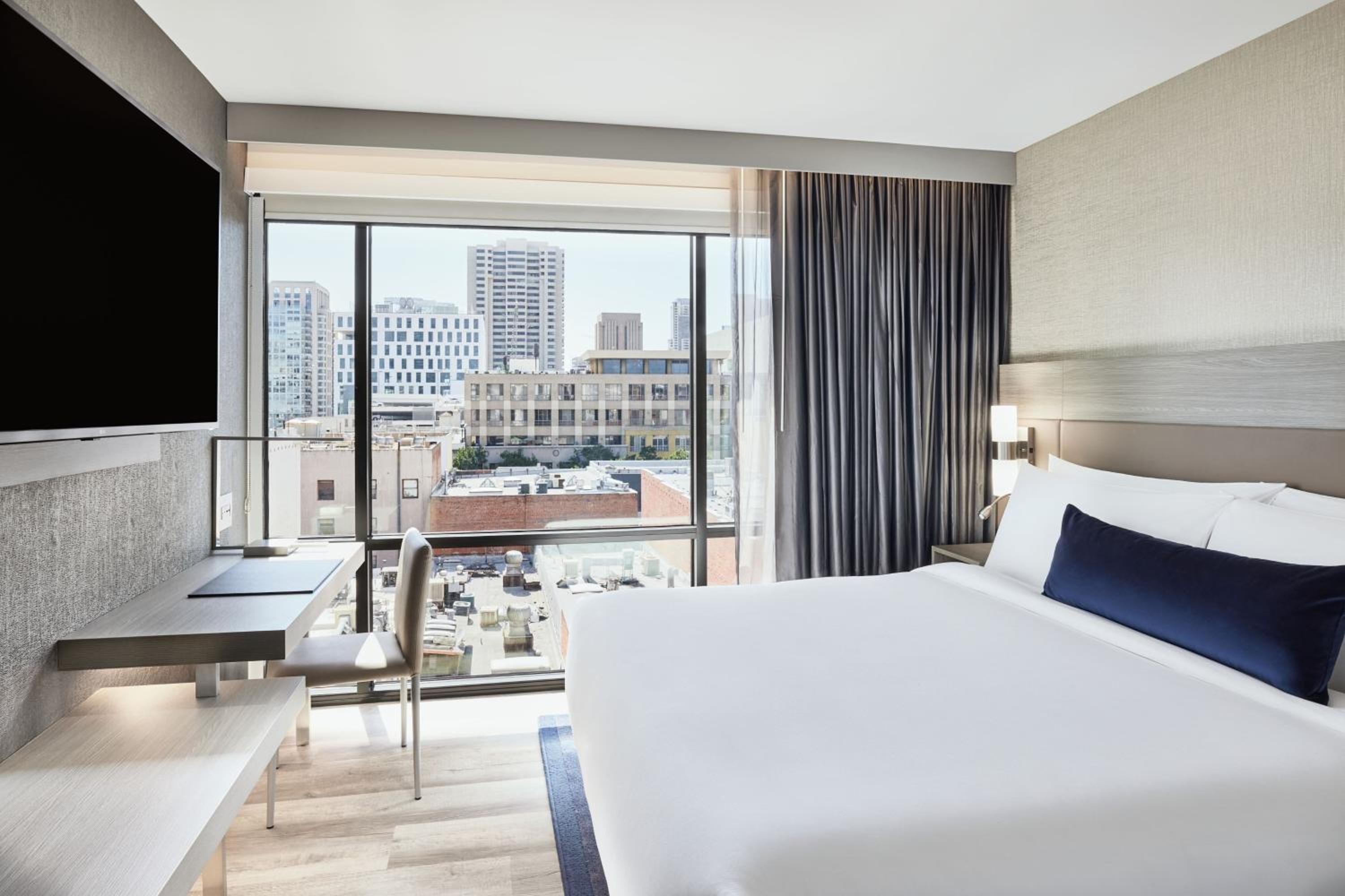 Room, King Bed, Street View