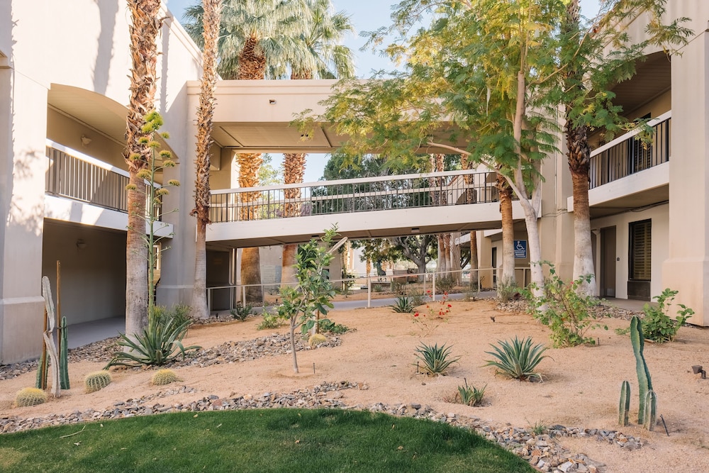 L3 Oasis Hotel 42/47