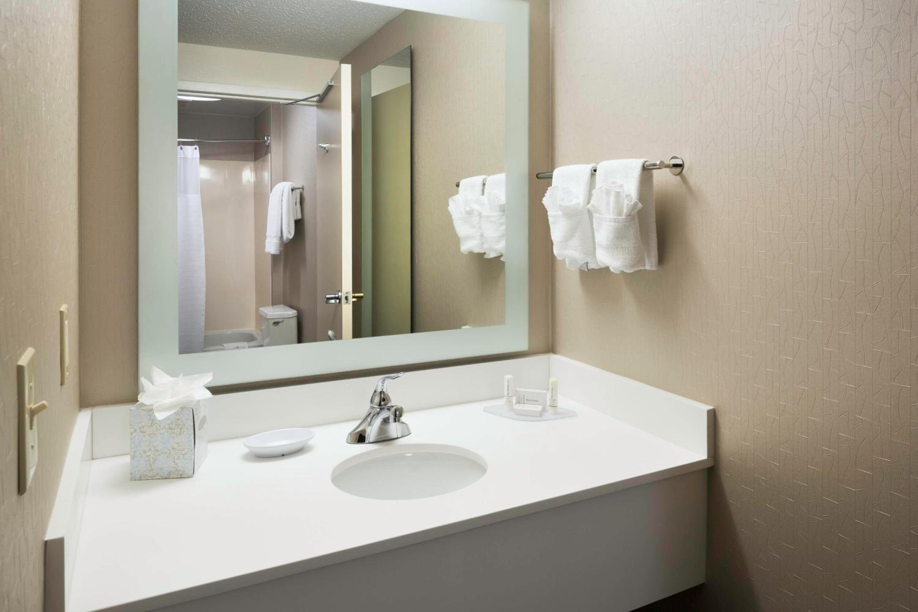 جناح مع أريكة، SpringHill Suites Milford 4/7